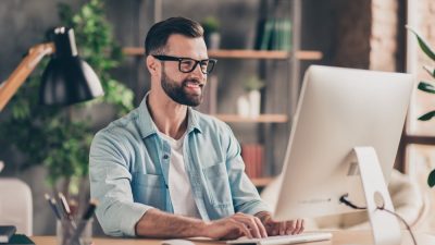 freelance travaille ordinateur