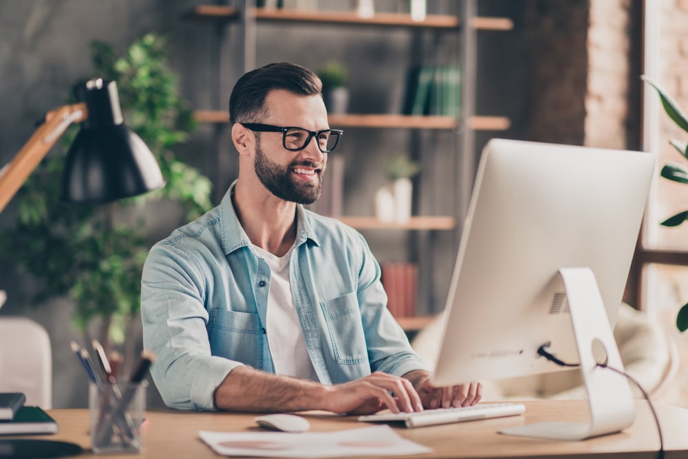freelance travaille ordinateur