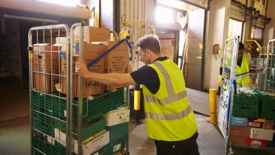 homme pousse roll manutention