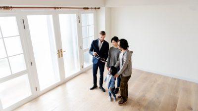 agent conseiller immobilier visite bien immobilier