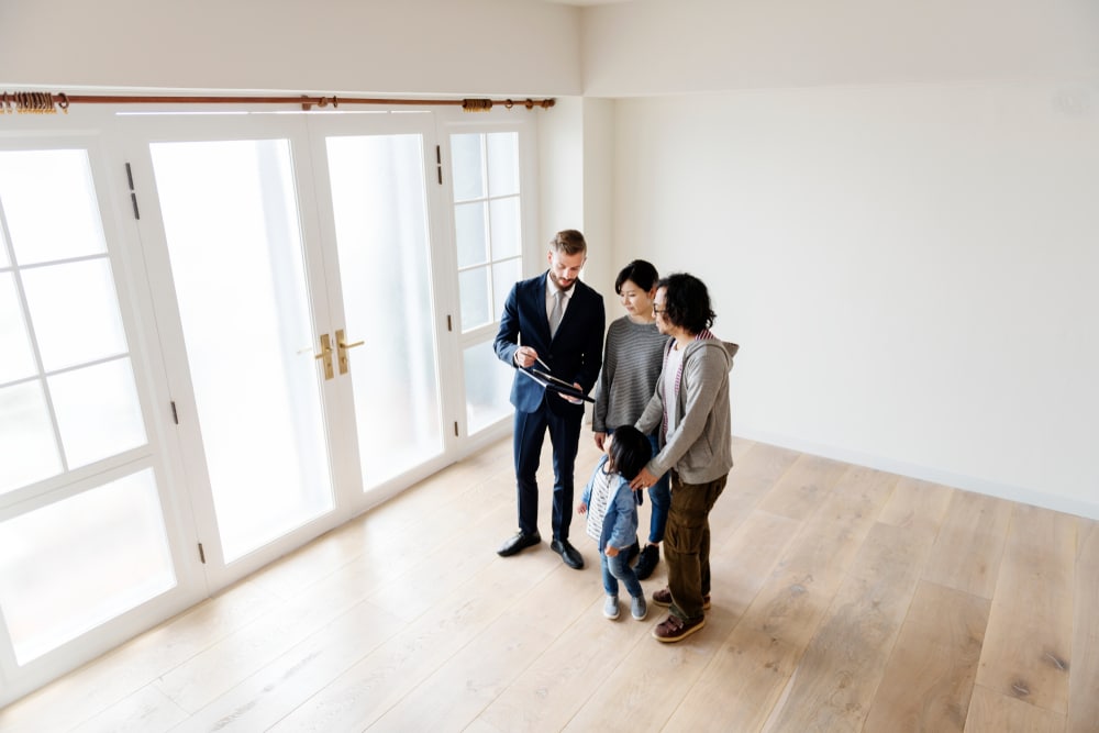 agent conseiller immobilier visite bien immobilier