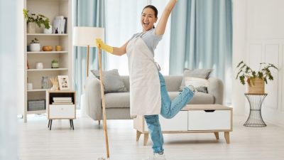 femme de menage passe serpillere