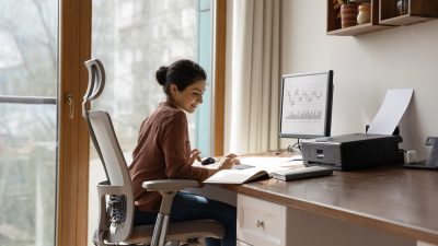femme travaille sur fauteuil de bureau ergonomique