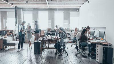 equipe travaille bureaux ergonomiques chaises