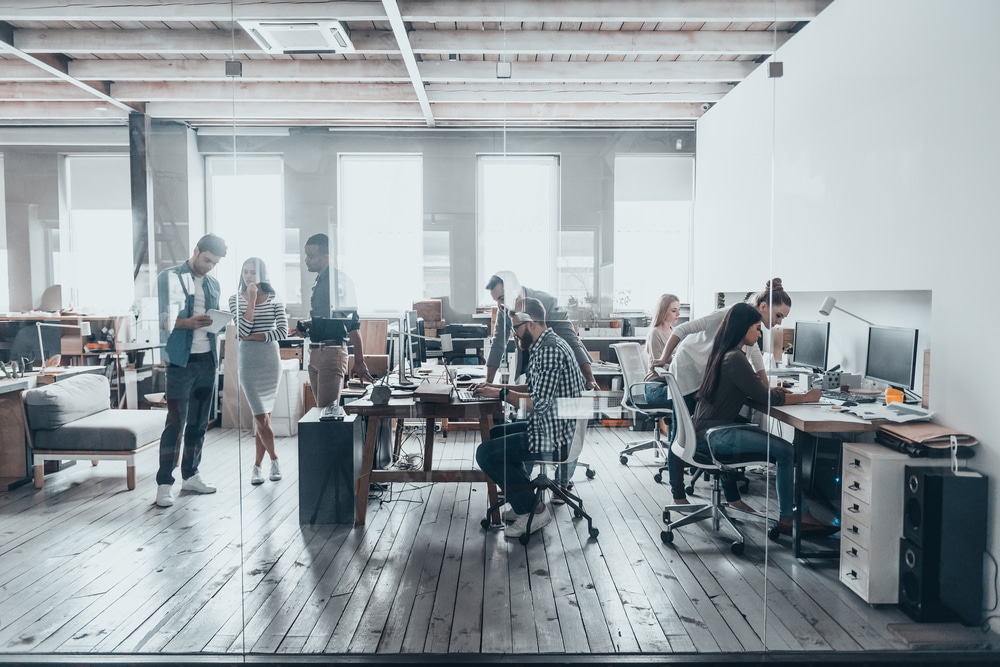 equipe travaille bureaux ergonomiques chaises