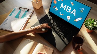 etudiant ordinateur MBA