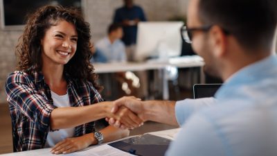 jeune femme signe contrat interim