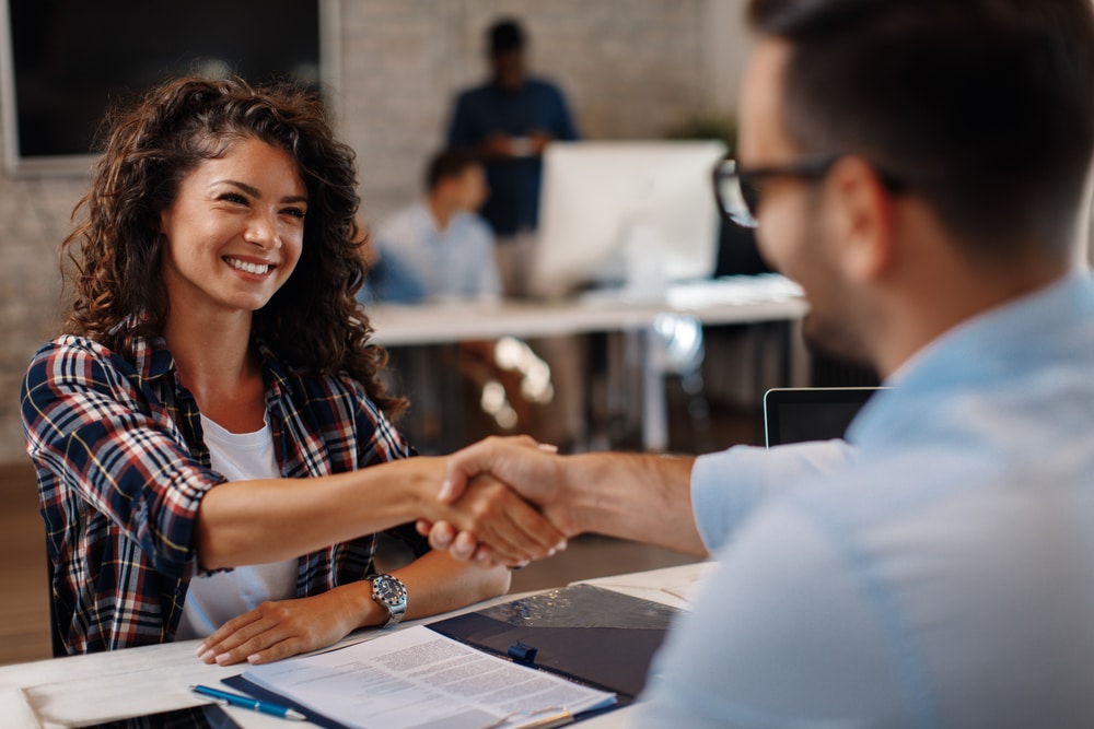 jeune femme signe contrat interim