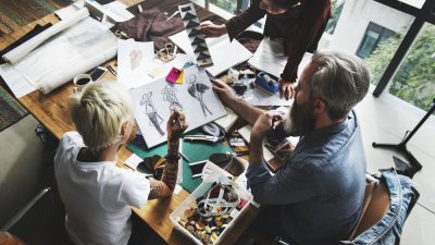 travaille groupe stylistes de mode luxe