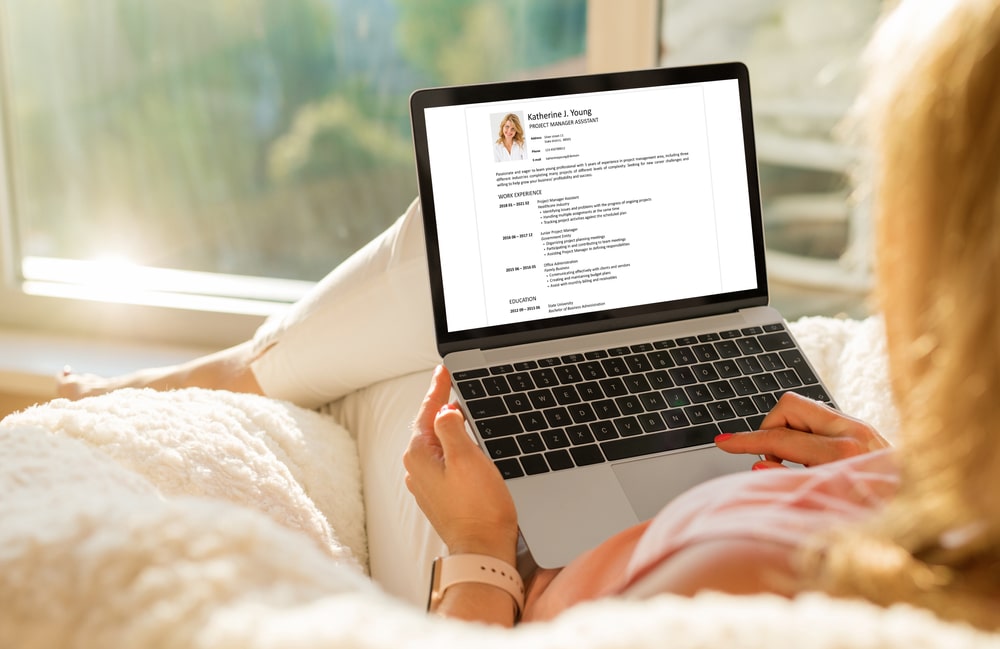 femme redige cv ordinateur
