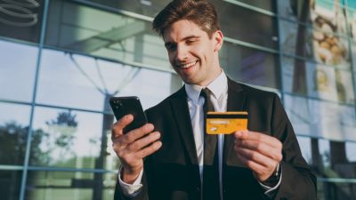 homme affaire avec carte credit