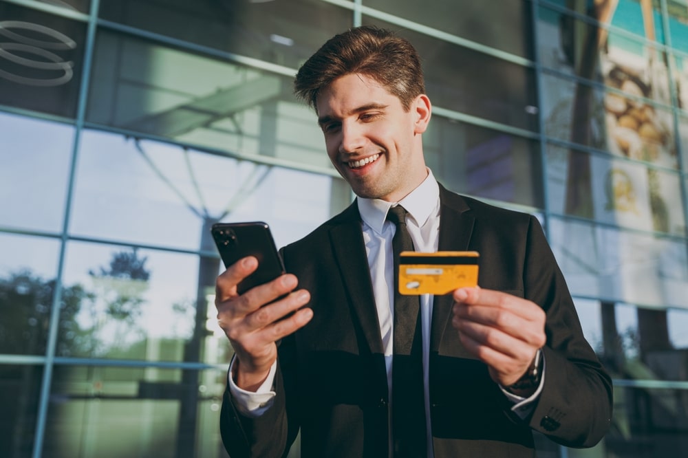 homme affaire avec carte credit